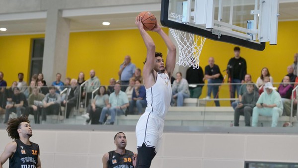 Einer ragt heraus beim gelungenen Hallendebüt der SG-Basketballer