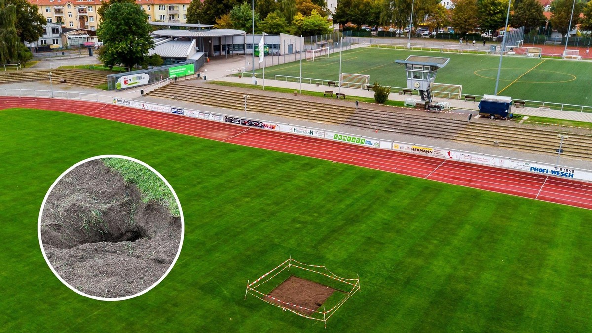 Im Stadion von Mühlhausen brach ein mehr als einen Meter tiefes Loch auf. 