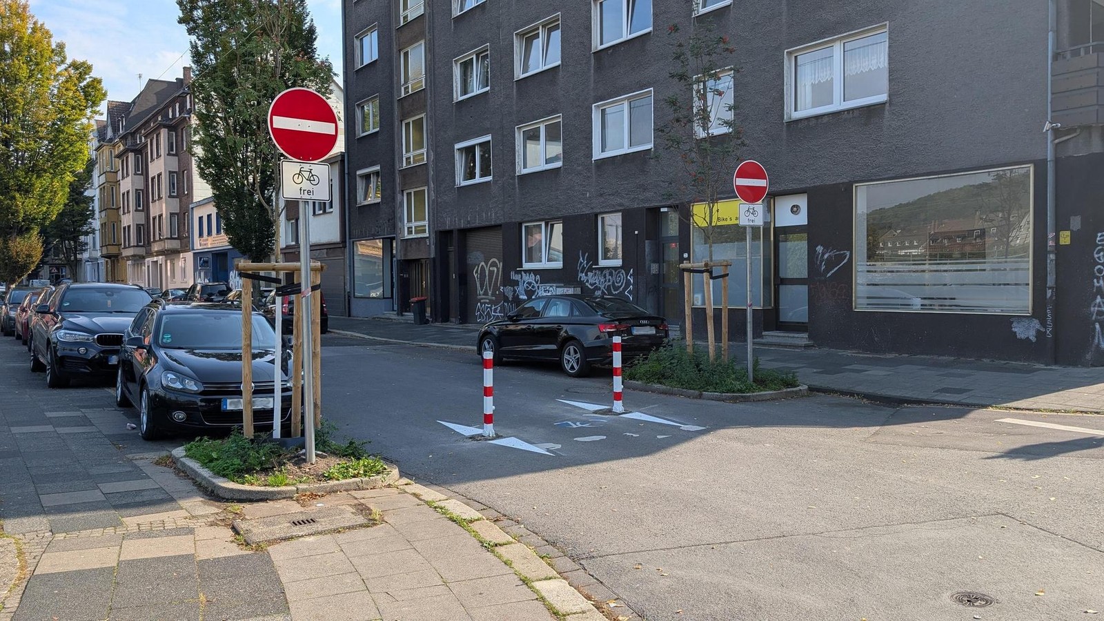 Fahrradstra-e-Poller-hindern-Autofahrer-an-Durchfahrt