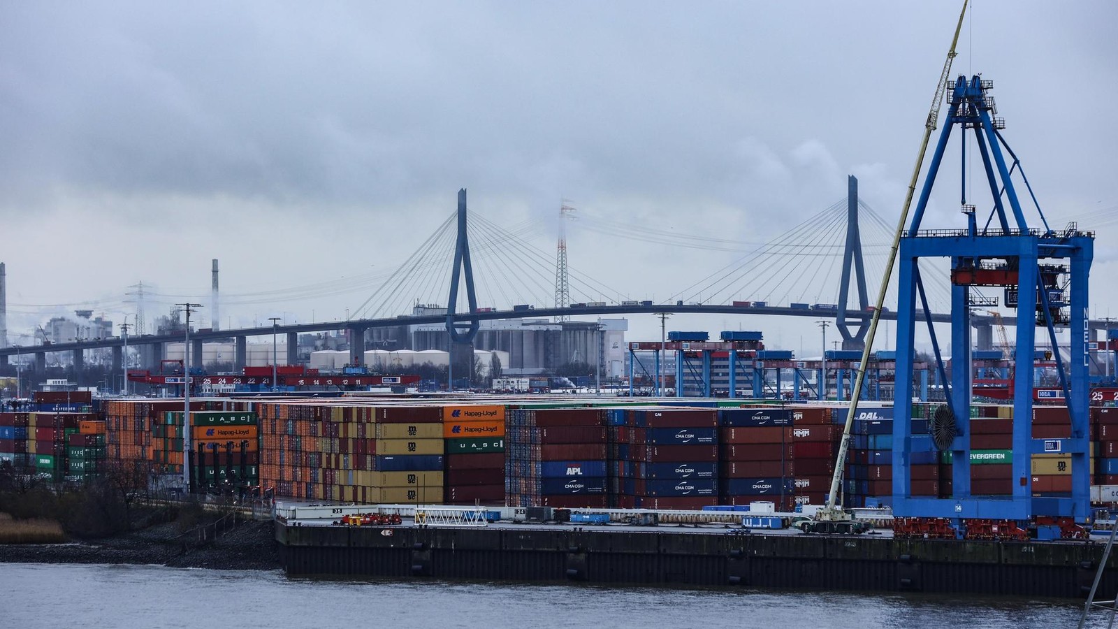 Unfall-im-Hamburger-Hafen-Mann-st-rzt-sechs-Meter-tief-von-Bauger-st