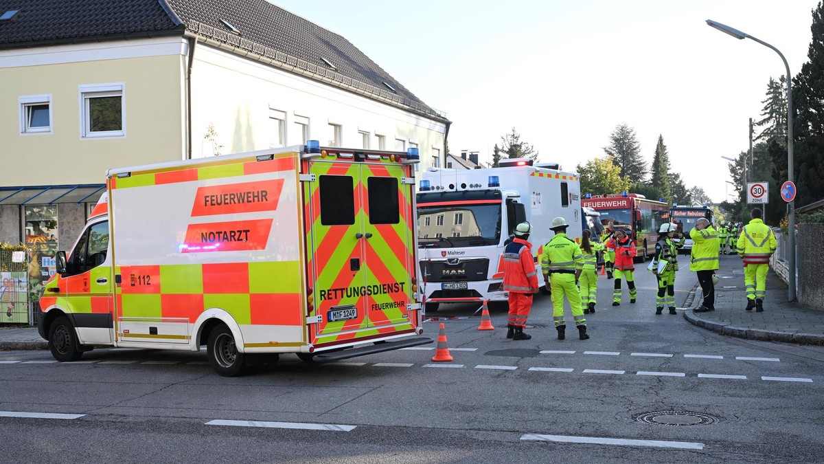 Einsatzkräfte und Fahrzeuge der Feuerwehr sind nach einem Brand in München im Einsatz. Brand in München - Großeinsatz von Polizei und Feuerwehr.