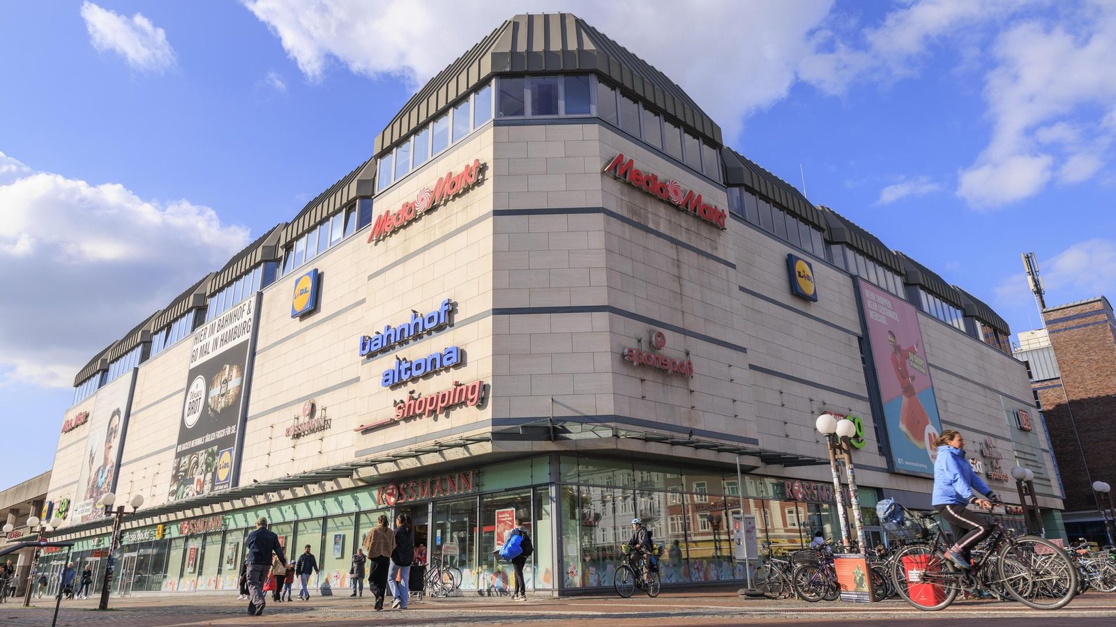 Edeka-Mitarbeiterin-beim-Einr-umen-der-Waren-sexuell-bel-stigt