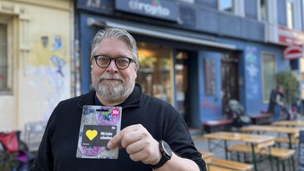 Wie ein Café in Ottensen Flüchtlingen zu mehr Bargeld verhilft