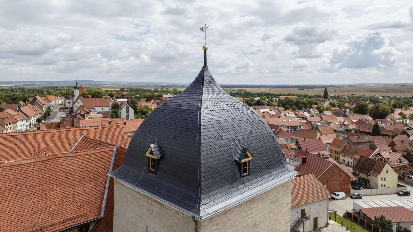 Th-ringens-kleinste-Schloss-Baustelle-Alles-gut-unter-der-Haube