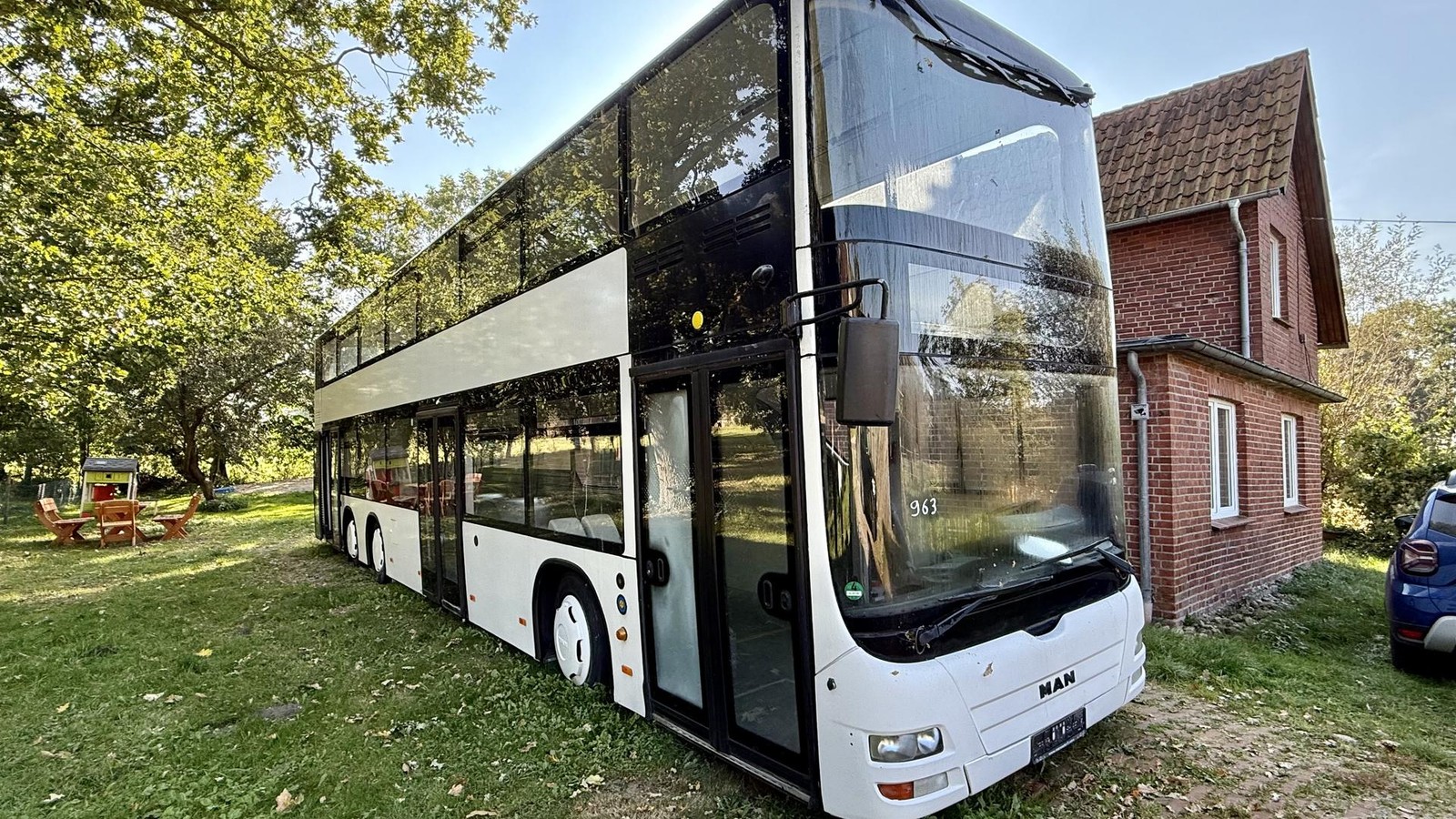 Irre-Wie-eine-Familie-im-Doppeldeckerbus-auswandern-will