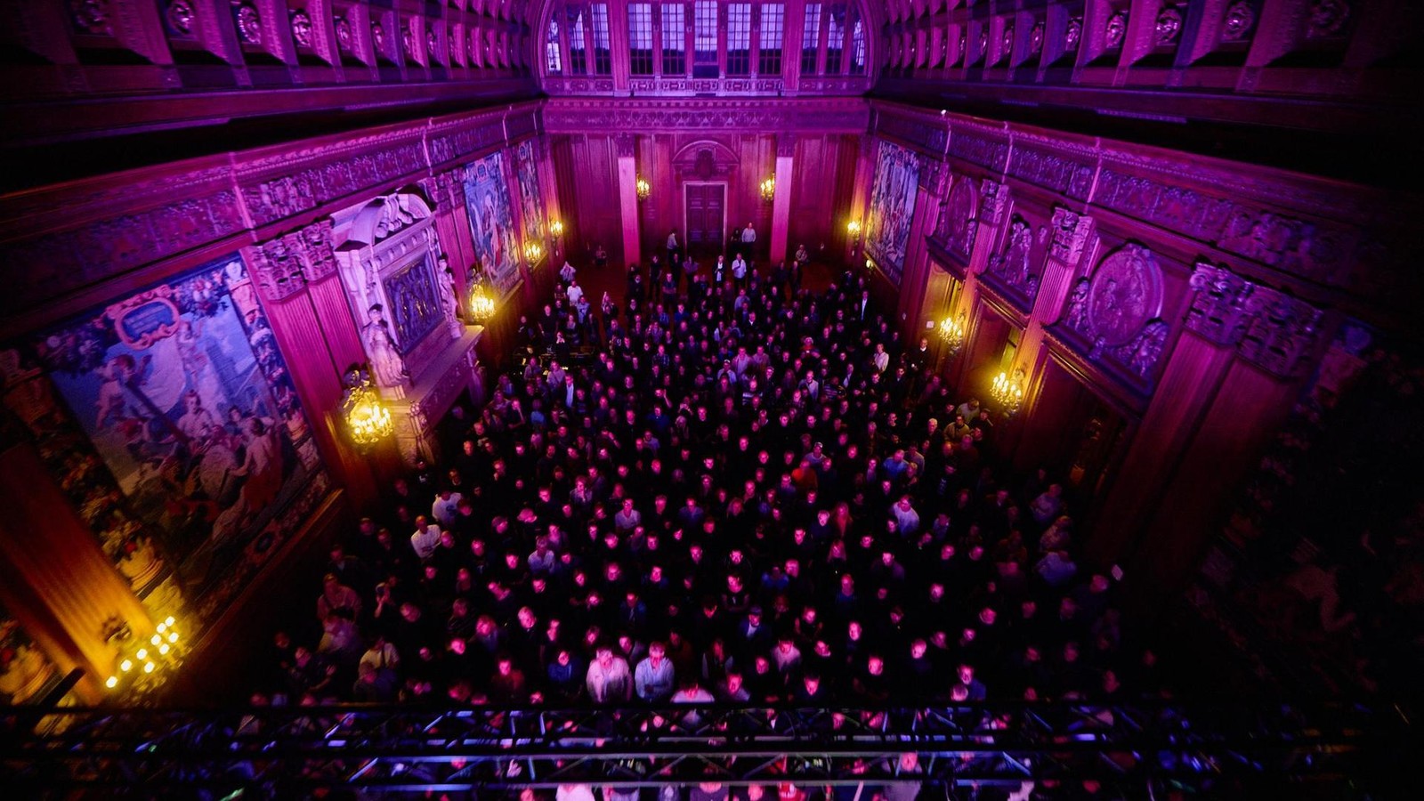 Dieser-Top-Act-spielt-exklusives-Konzert-in-der-Villa-H-gel