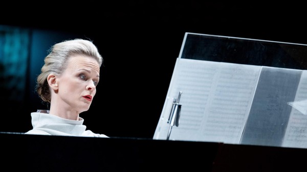 Iveta Apkalna in der Elbphilharmonie: Königin mit Wumms und Askese