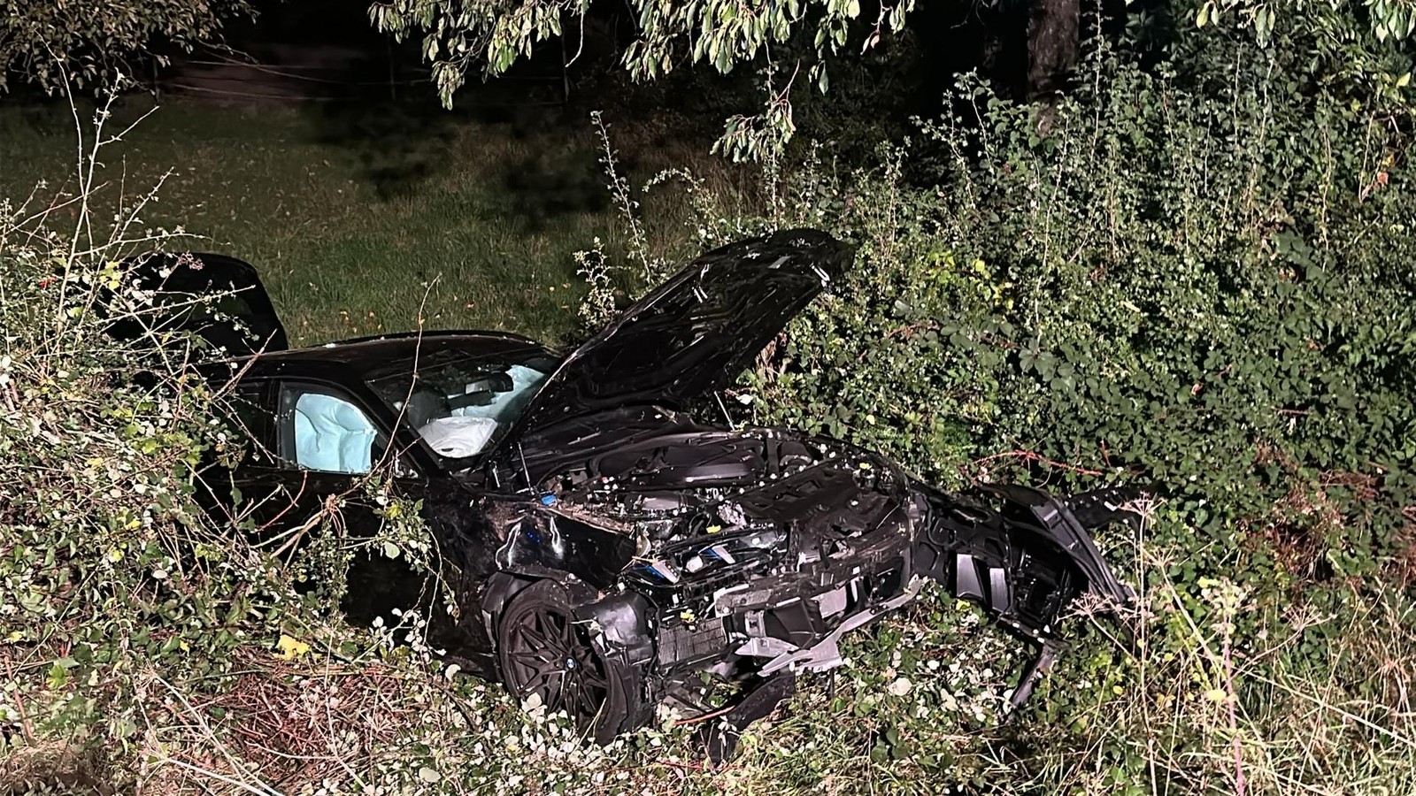 Auto-rutscht-in-den-Stra-engraben-v-llig-zerst-rt