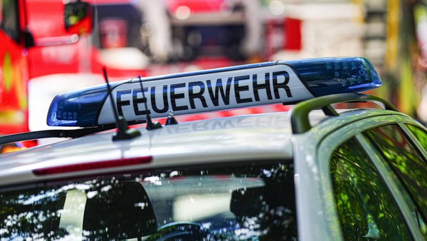 Wohnungsbrand im Schatten des UKE – Rettung über Drehleiter