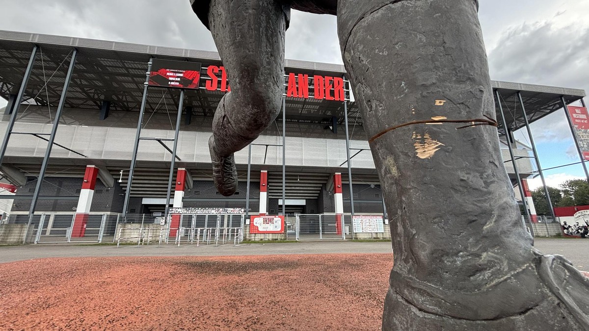 Deutliche Säge- und Flexspuren: Die Helmut-Rahn-Statue am Samstag vor dem Stadion. 