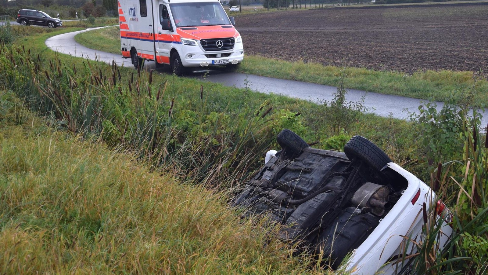 Auto-landet-bei-Mascherode-kopf-ber-im-Graben