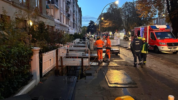 Wegen plötzlichen Regens: Gehweg in Winterhude stürzt ein