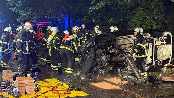 Frau (25) rast frontal in Laternenmast – vier Verletzte