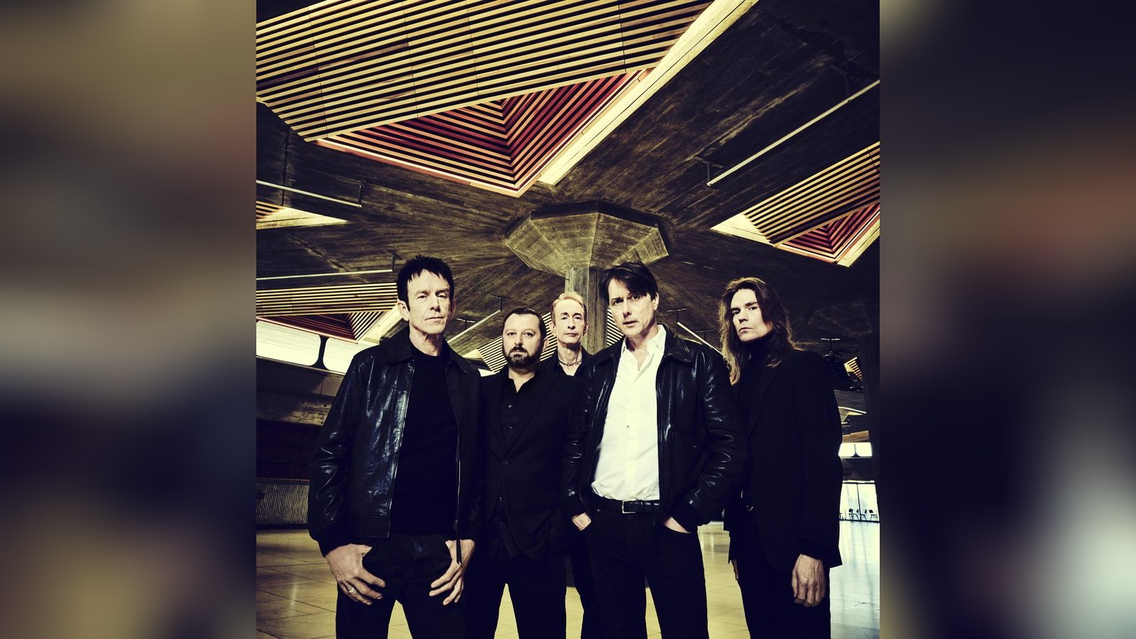 Suede-singen-Songs-ber-den-Zerfall-des-Menschen