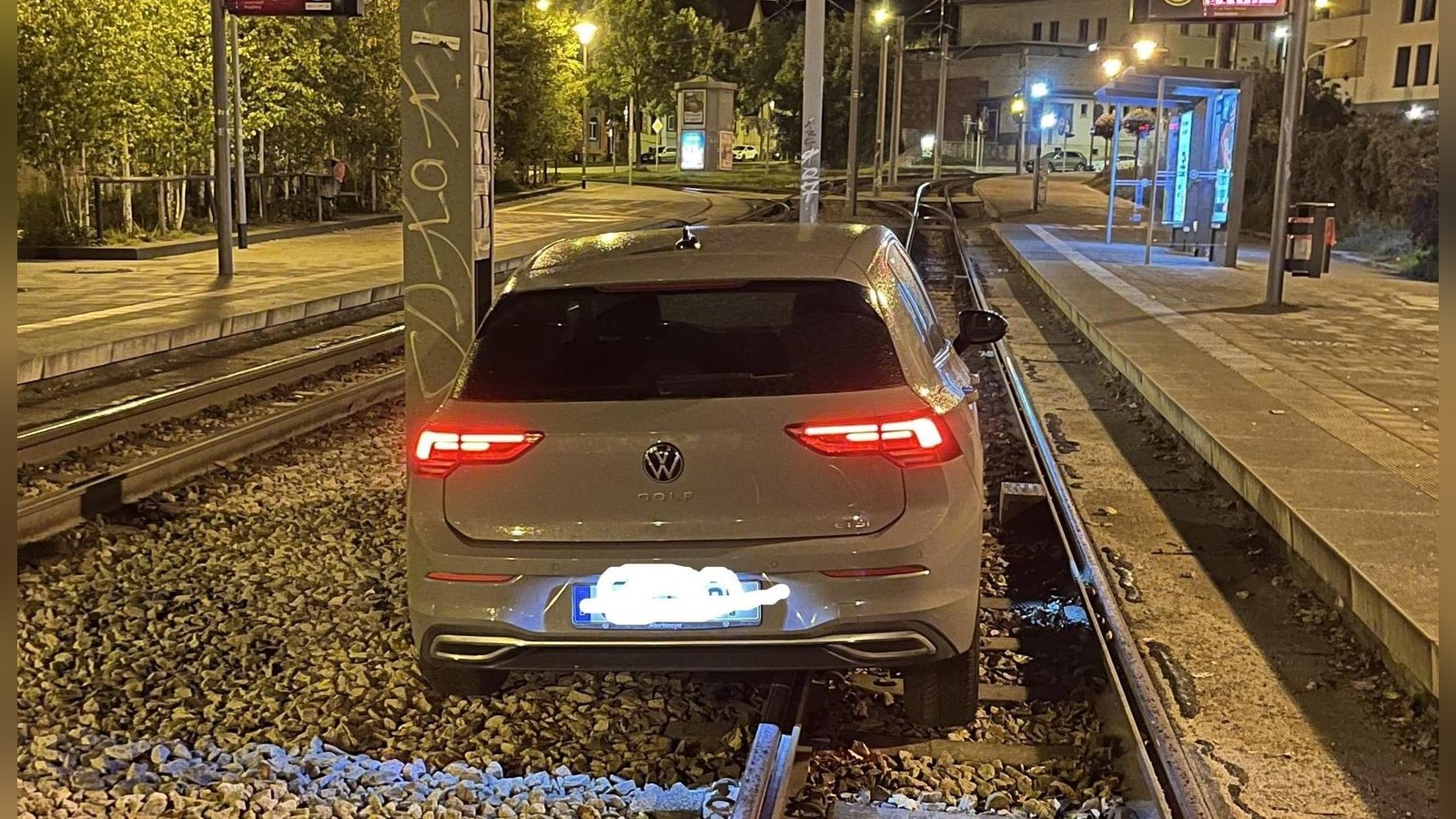 Rekordfahrt-in-Erfurt-durch-das-Stra-enbahn-Gleisbett