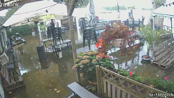Schlamm im gesamten Lokal: Land unter in der Strandhalle Over