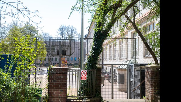 Posse um nagelneue Turnhalle in Hamburg geht in Verlängerung