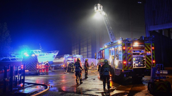 Feuer auf Werft an der Elbe: Yacht brennt komplett aus