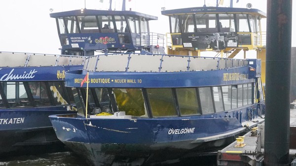 Hadag-Fähre havariert im Hafen Hamburg: „Es knallte und schepperte“