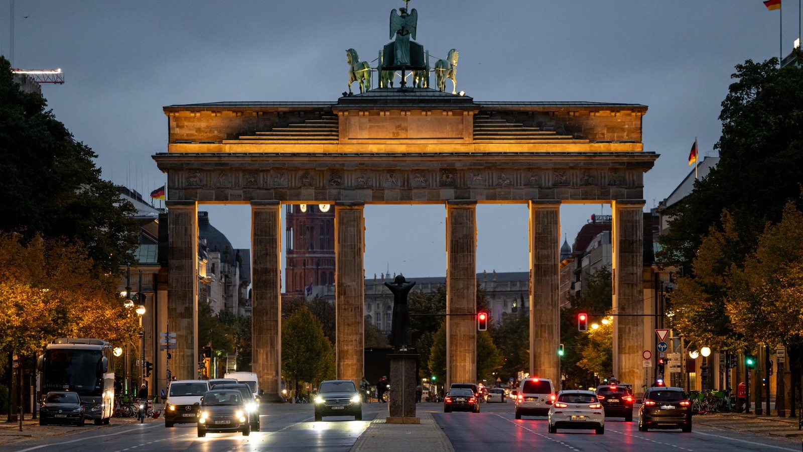 Berlin-erinnert-an-den-Holocaust-Brandenburger-Tor-wird-angestrahlt