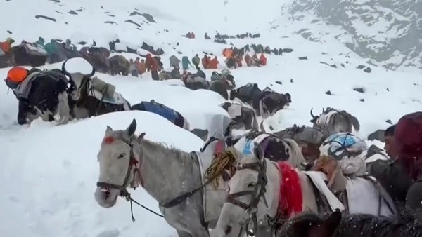 Schneesturm am Everest: Hunderte gefangen – Zahl der Opfer unklar