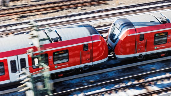 In der S-Bahn: Mann bedroht Fahrgäste und tritt Scheibe zum Zugführer ein