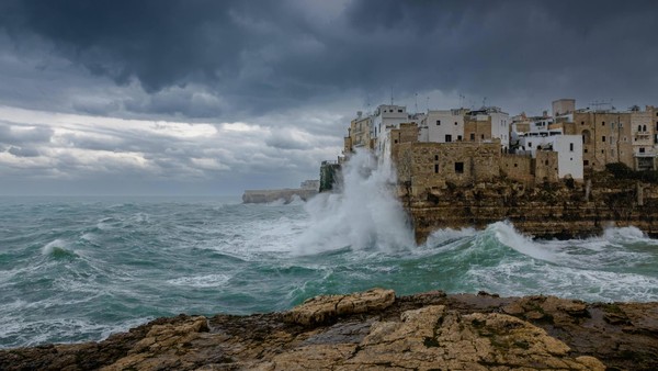 „Rekordsturm“ in Italien: Meterhohe Wellen überfluten Badeorte