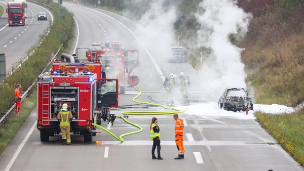 A23 gesperrt: BMW geht während der Fahrt plötzlich in Flammen auf