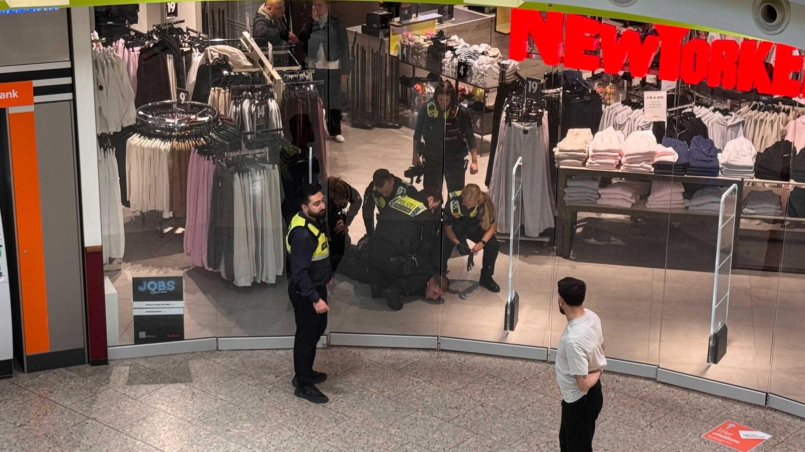 Schl-gerei-im-Phoenix-Center-Harburg-Polizeieinsatz-eskaliert