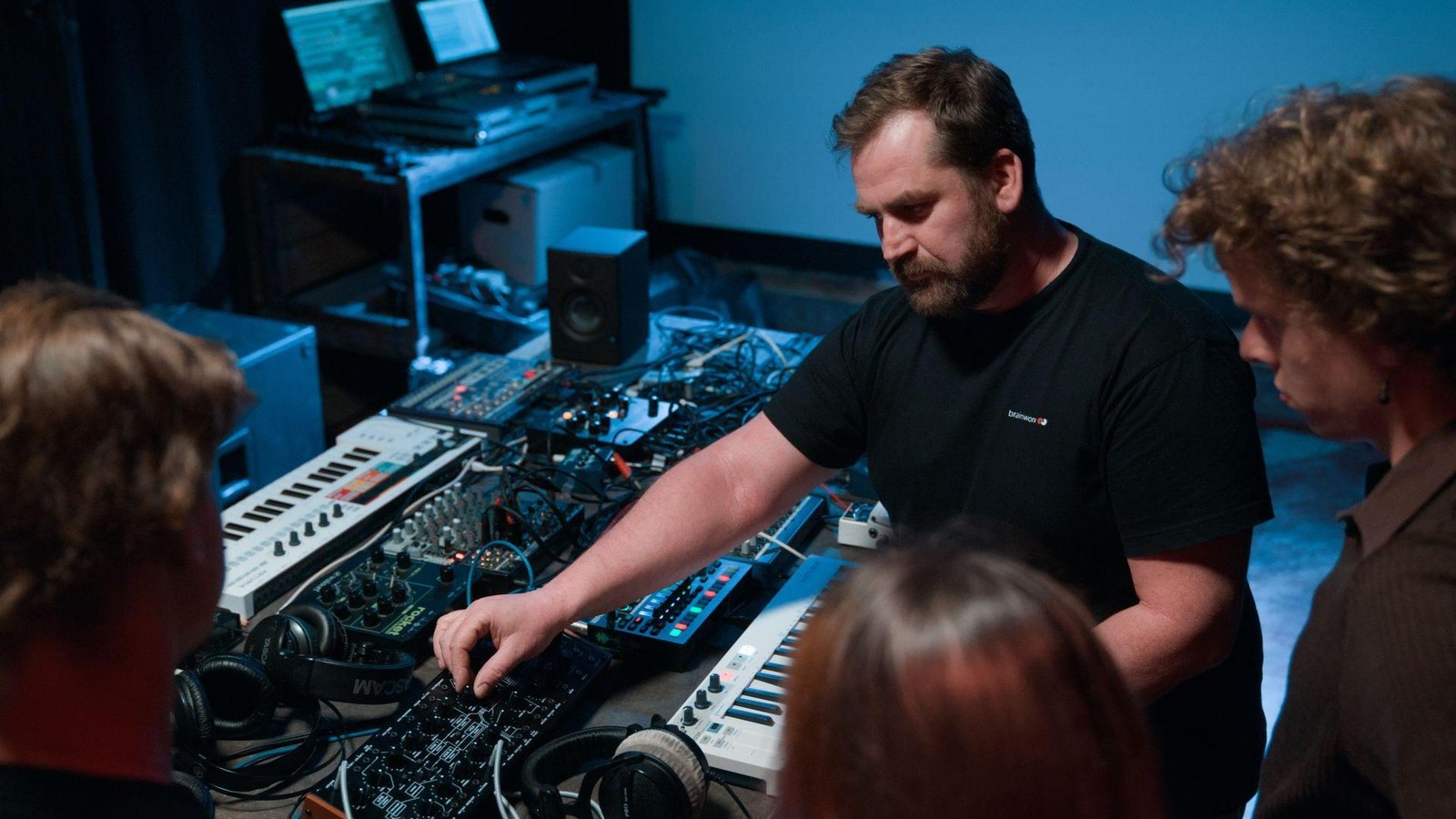 Mehr-als-80s-und-Techno-Synthie-Nerds-verwandeln-Erfurt-in-Soundhochburg