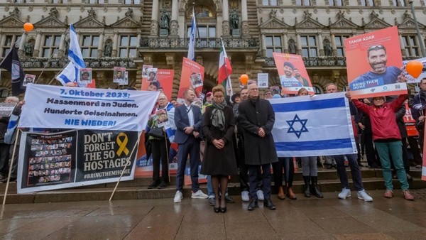 Hamburg gedenkt der Opfer der Hamas: „Hunderte Geiseln. Nie wieder!“