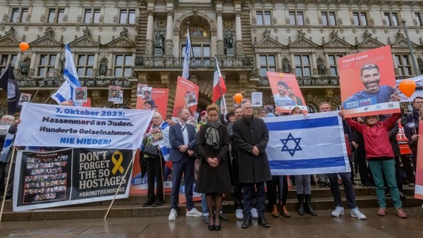 Hamburg gedenkt der Opfer der Hamas: „Hunderte Geiseln. Nie wieder!“