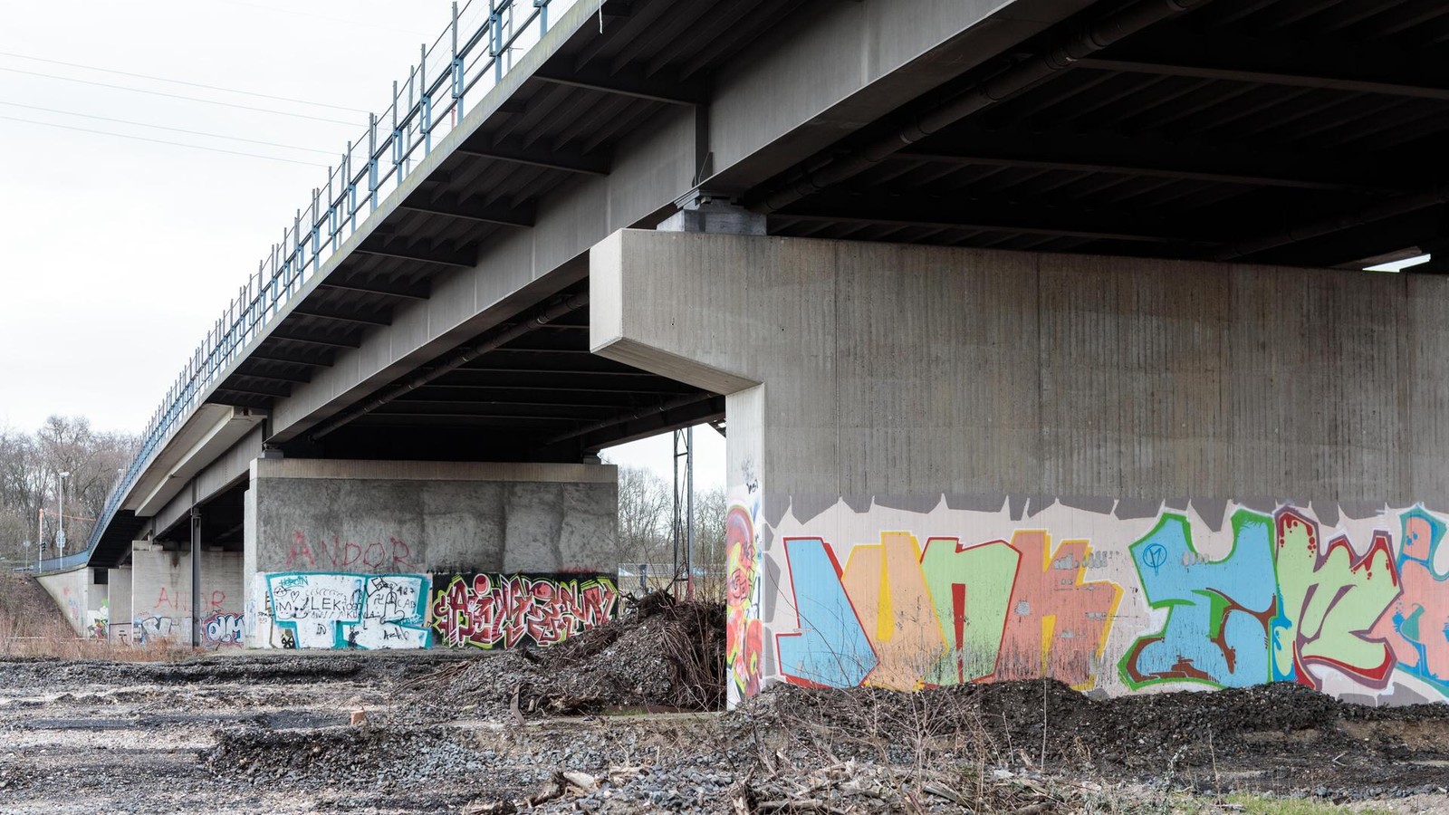 Rosa-Hakenkreuze-und-Davidsterne-ber-30-Meter-an-Duisburger-Br-cke