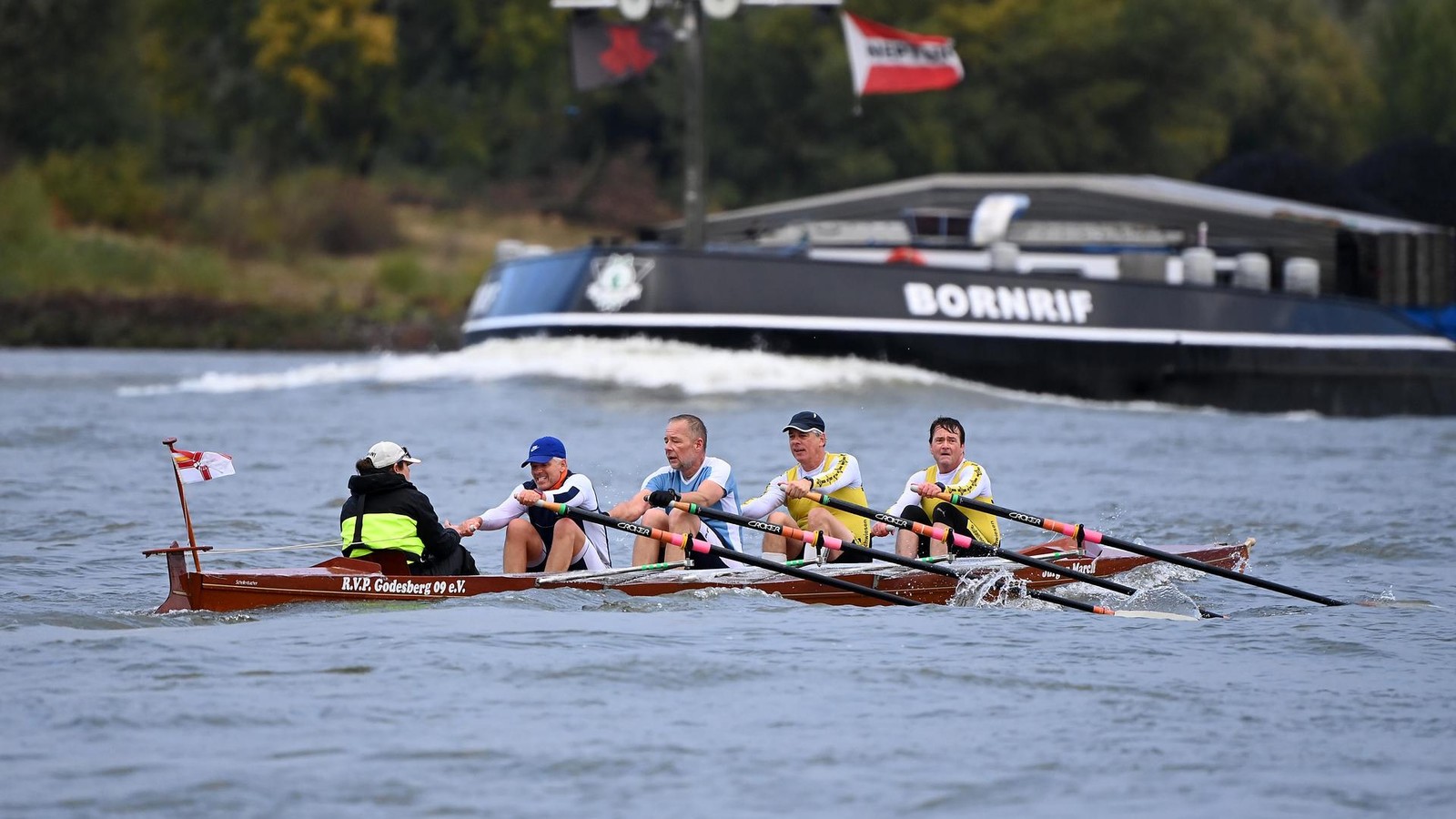 M-lheimer-rudern-mit-105-Jahre-altem-Boot-42-Kilometer-ber-den-Rhein
