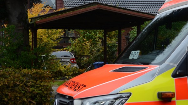 Seniorin saust durch Garten: Auto bleibt im Souterrain stecken