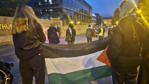 Protest gegen Lesung von israelischem Autor:  Demonstration vor Thüringer Landtag