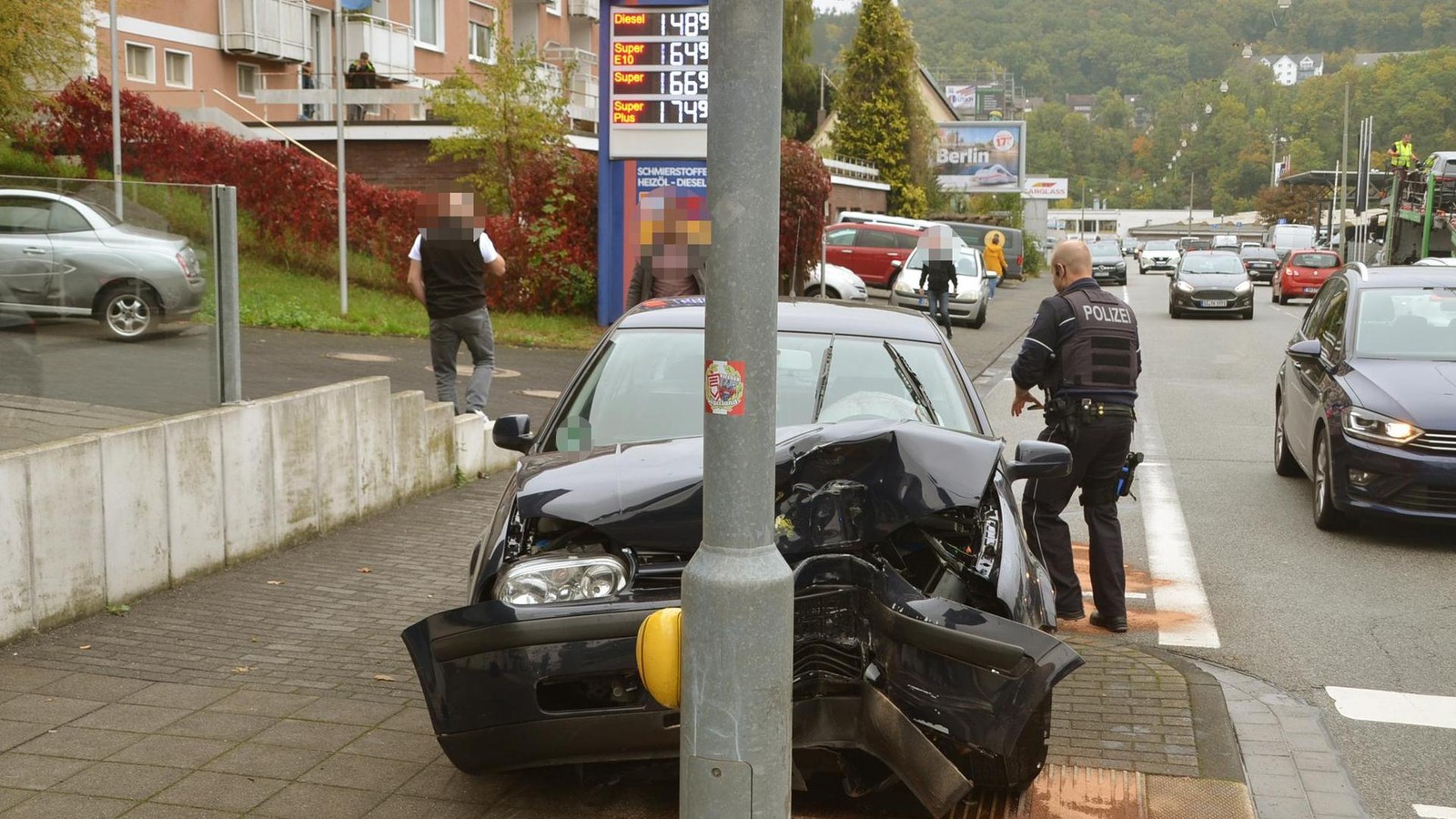 Siegen-Abbiegen-misslingt-v-llig-Auto-knallt-vor-Ampelmast