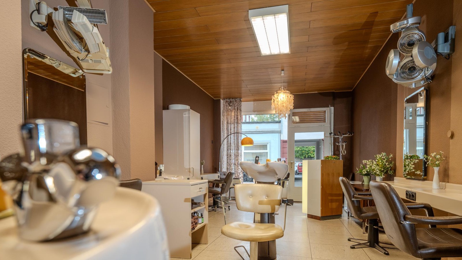 Salon-Uschi-bietet-eine-optische-Zeitreise-in-die-80er