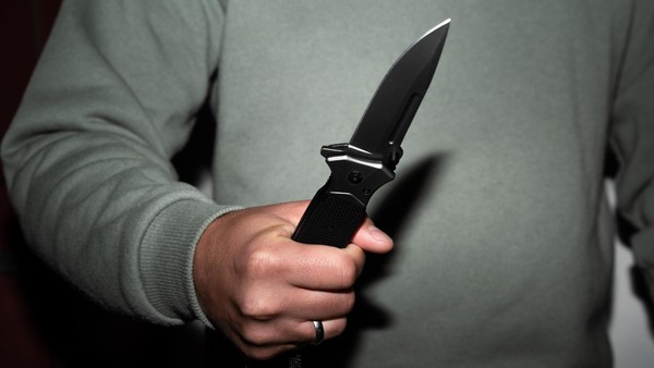 18-Jähriger geht mit Messer auf seinen Betreuer los – Lebensgefahr