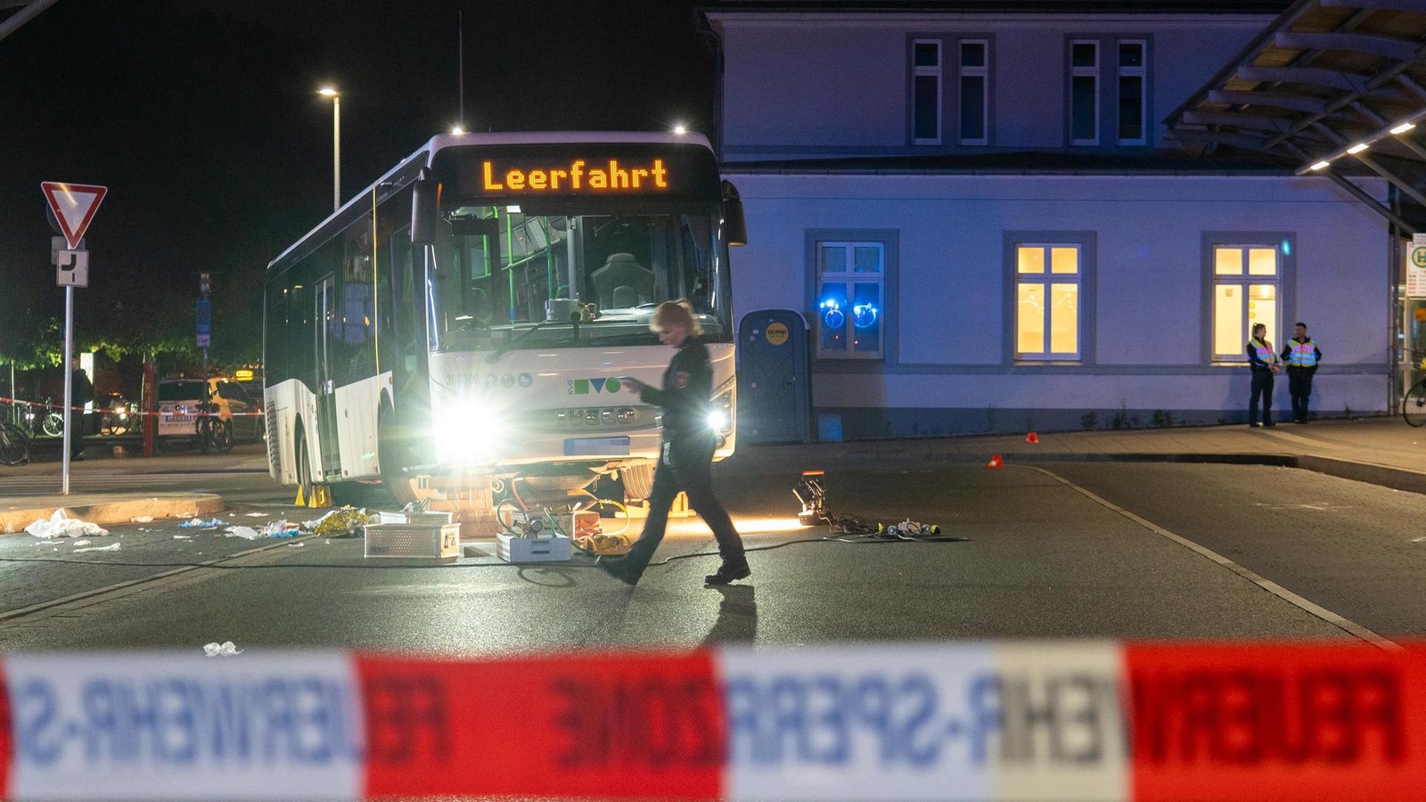 30-Minuten-unter-Bus-eingeklemmt-Mann-stirbt-nach-tragischem-Unfall