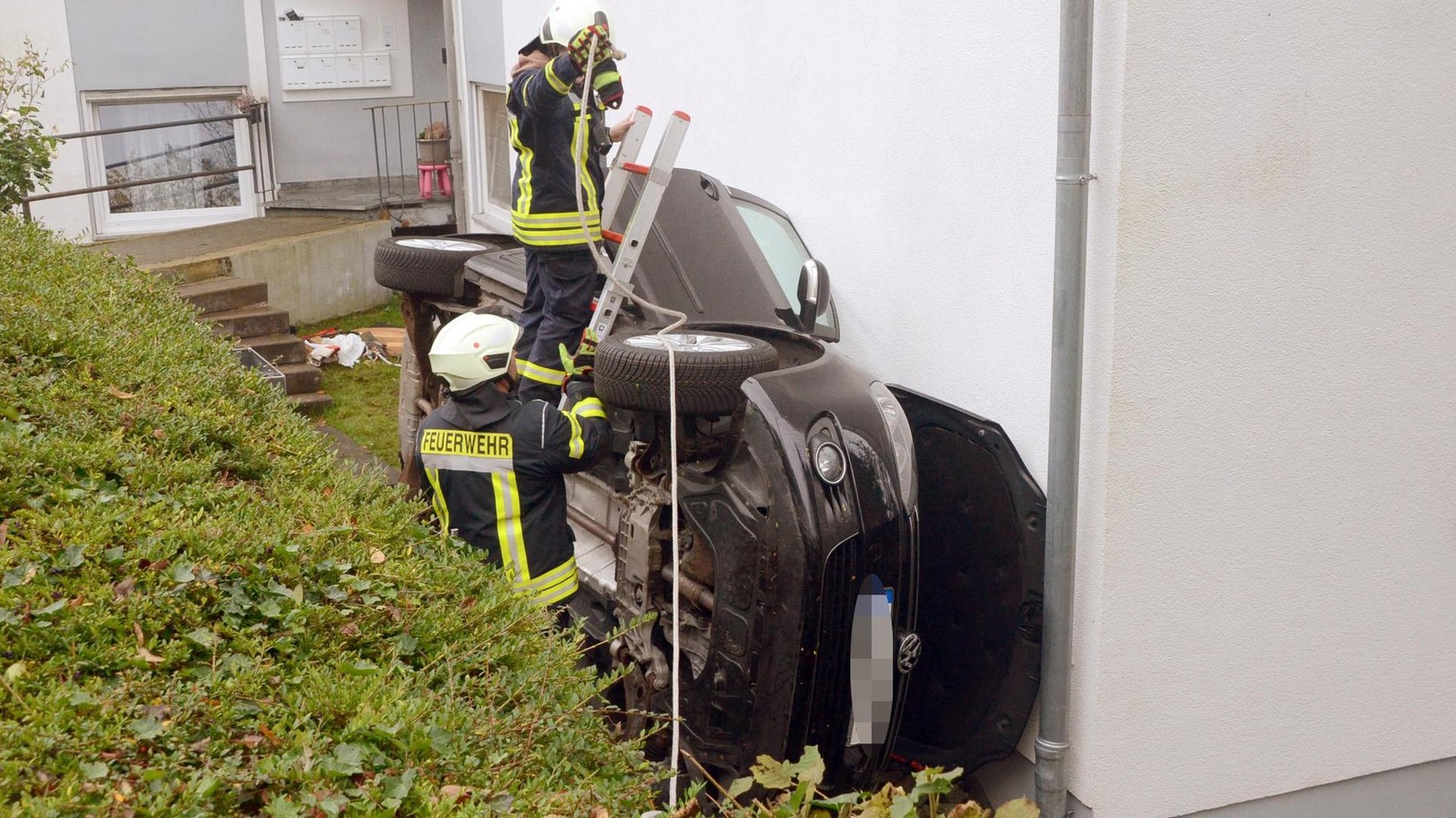 Siegen-Golf-auf-die-Seite-gelegt-Fahrer-87-muss-gerettet-werden