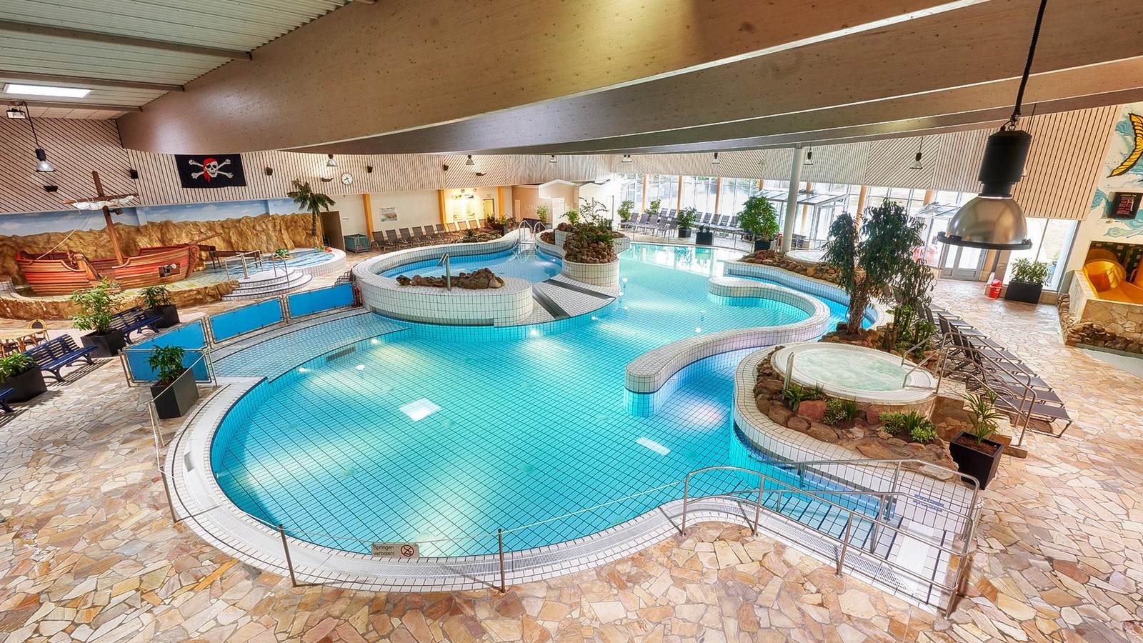 Pool-Party-im-Nass-Ferienspa-im-Freizeitbad
