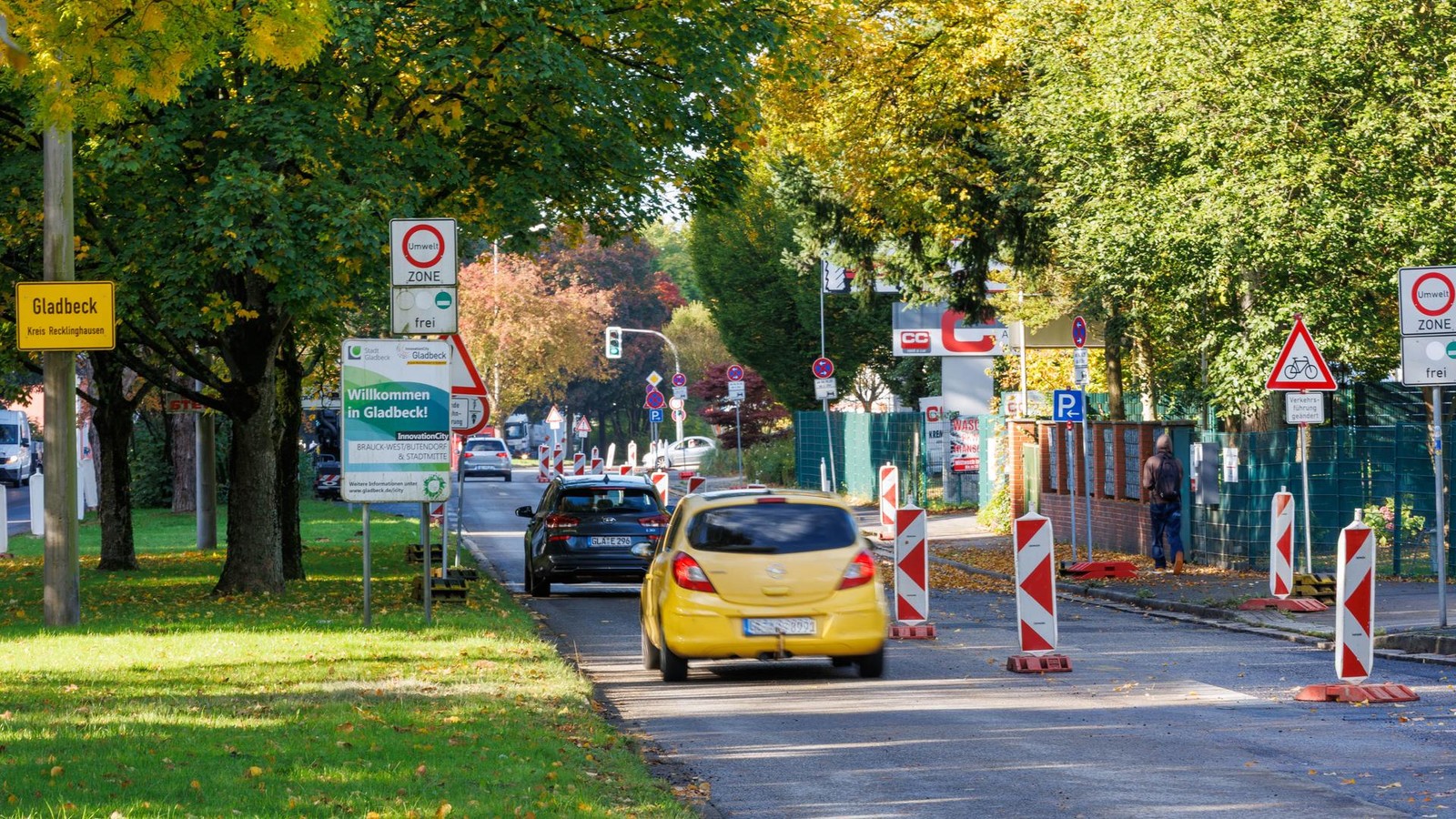 Baustelle-Buersche-Stra-e-Autofahrer-wagen-gef-hrliche-Man-ver