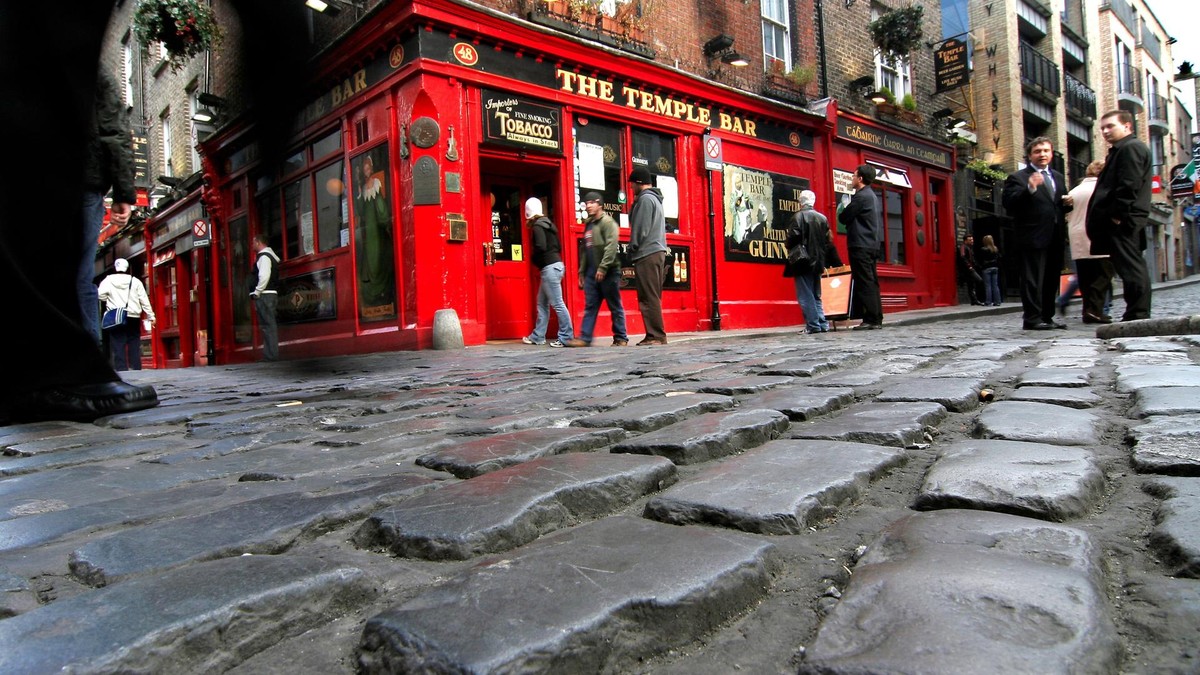 Irland, Dublin, 25. April 2007. Temple Bar im gleichnamigen Stadtteil Temple Bar. Früher heruntergekommenes Hafenviertel, heute jugendliches, buntes, freundliches, lebendiges Kulturviertel, viele Kneipen, kleine Geschäfte. Republik Irland, Dublin, Stadtbild, Temple Bar im Temple Bar District, Kulturviertel, viele Pubs, kleine Geschäfte. Gastronomie, Pflastersteine, Straßenbeläge, Europa, QF; (Bildtechnologie: sRGB, 53,35 MB verfügbar) Irland, Dublin, 25. April 2007. Temple Bar im gleichnamigen Stadtteil Temple Bar. Früher heruntergekommenes Hafenviertel, heute jugendliches, buntes, freundliches, lebendiges Kulturviertel, viele Kneipen, kleine Geschäfte. Republik Irland, Dublin, Stadtbild, Temple Bar im Temple Bar District, Kulturviertel, viele Pubs, kleine Geschäfte. Gastronomie, Pflastersteine, Straßenbeläge, Europa, QF; (Bildtechnologie: sRGB, 53,35 MB verfügbar)