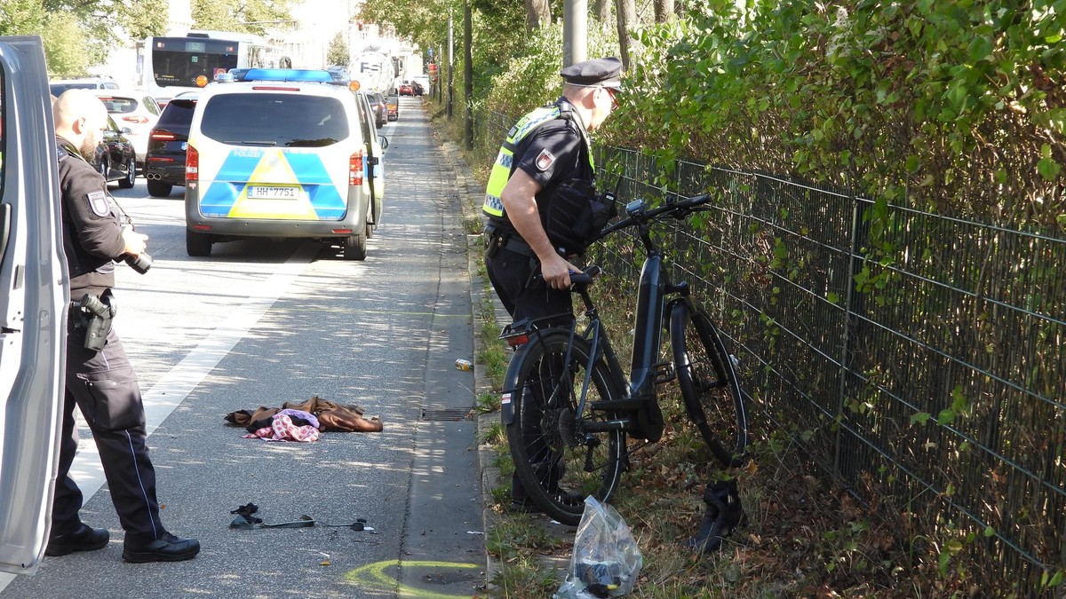 Auf der Straße An der Verbindungsbahn in Hamburg-Rotherbaum ist die Schauspielerin Wanda Perdelwitz mit ihrem Fahrrad tödlich verunglückt. Ein Polizist stellt das Pedelec einer Radfahrerin auf der Straße An der Verbindungsbahn in Hamburg-Rotherbaum an den Fahrbahnrand.
