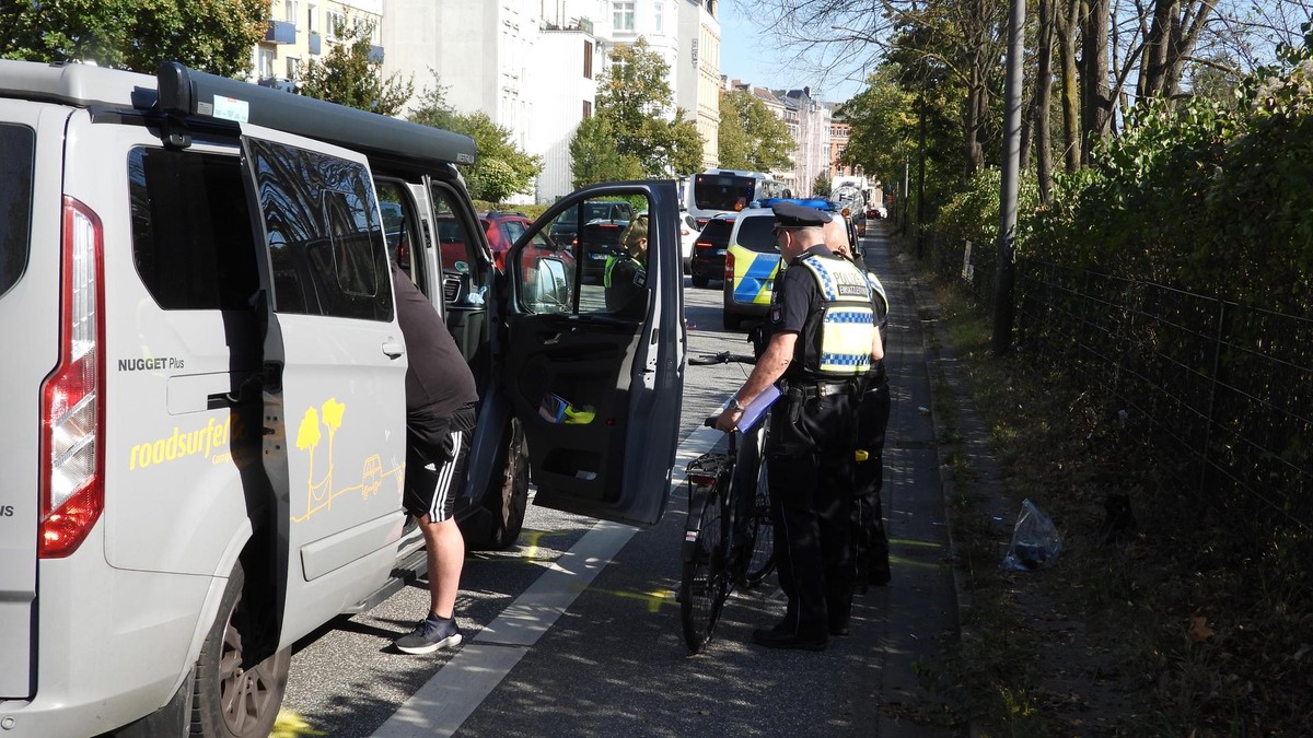 Der 28 Jahre alte Beifahrer eines Campingbusses hatte die Tür geöffnet, offenbar ohne auf Wanda Perdelwitz auf ihrem Pedelec zu achten. Tödlicher Verkehrsunfall einer Radfahrerin auf der Straße An der Verbindungsbahn in Hamburg-Rotherbaum