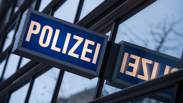 Dienststellen und Wohnungen von Polizisten durchsucht