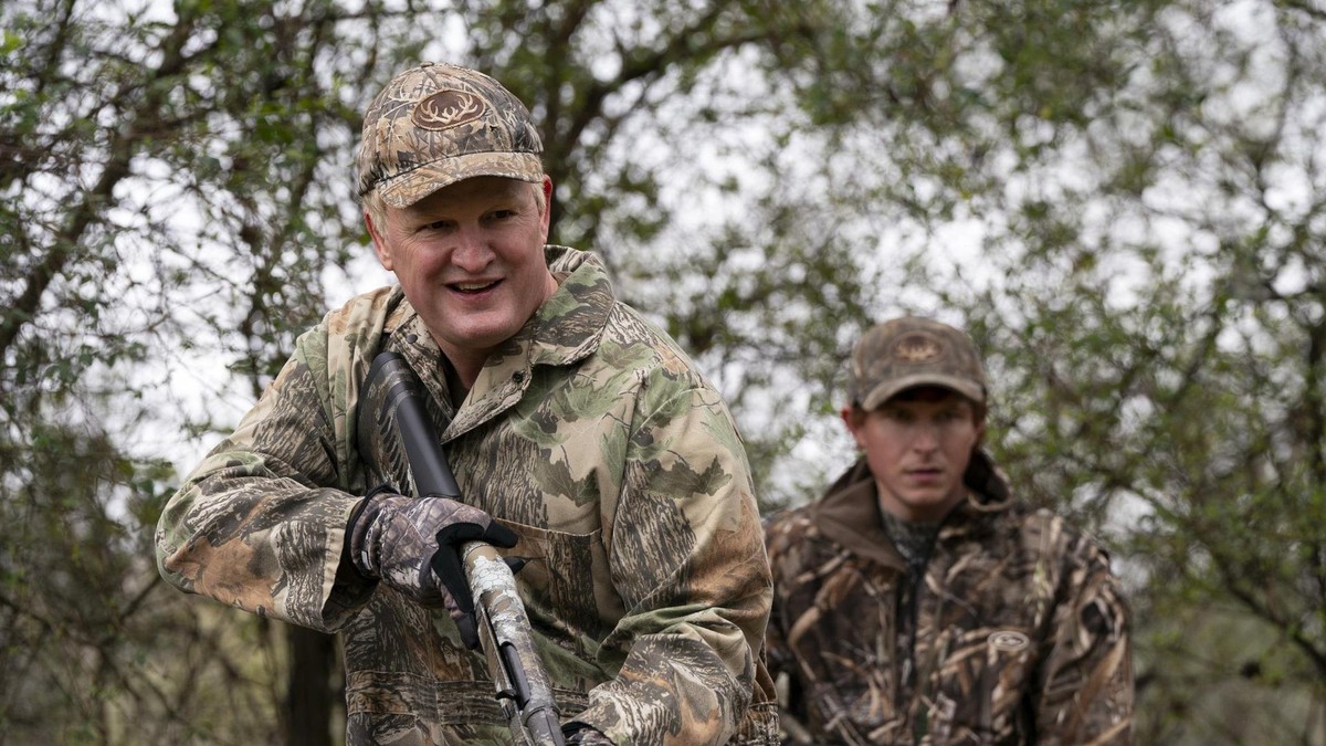Jason Clarke und Johnny Berchtold in einer Szene aus „Murdaugh – Mord in der Familie“ 