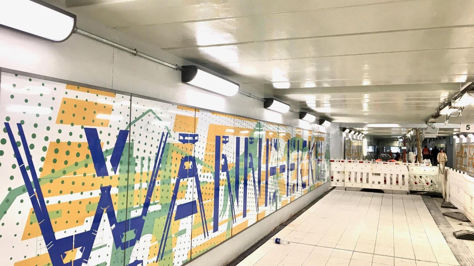 Hauptbahnhof-Wanne-Eickel-begr-t-Reisende-mit-Stadtmotiven