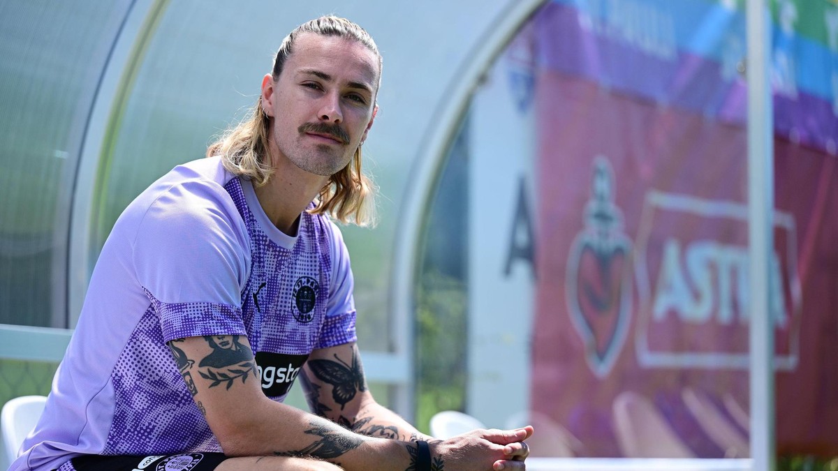 Jackson Irvine, Kapitän des FC St. Pauli, sitzt auf einer Bank.